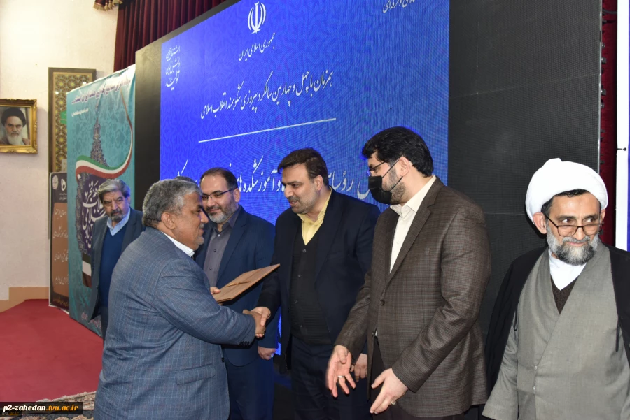 در مراسم اختتامیه اجلاس رؤسای دانشکده‌ها و آموزشکده‌های فنی و حرفه‌ای سراسر کشور انجام شد:
معرفی و تقدیر از واحدهای استانی حائز شرایط برتر دانشگاه فنی و حرفه‌ای
 2