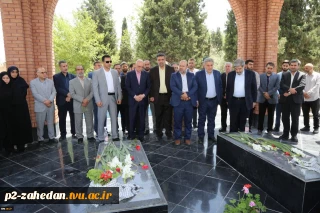 تکریم و تجلیل از خانواده‌های معظم شهدا در آیین رونمایی از یادمان‌های شهید گمنام در دانشگاه فنی و حرفه‌ای